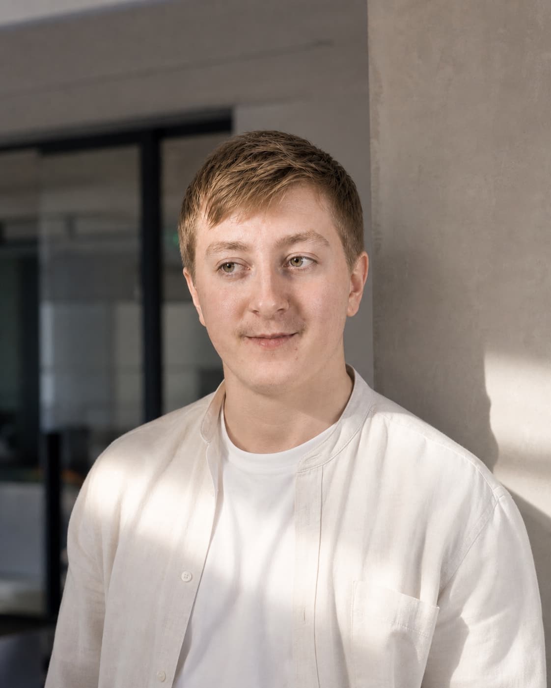 Moritz Zinecker in a bright work setting