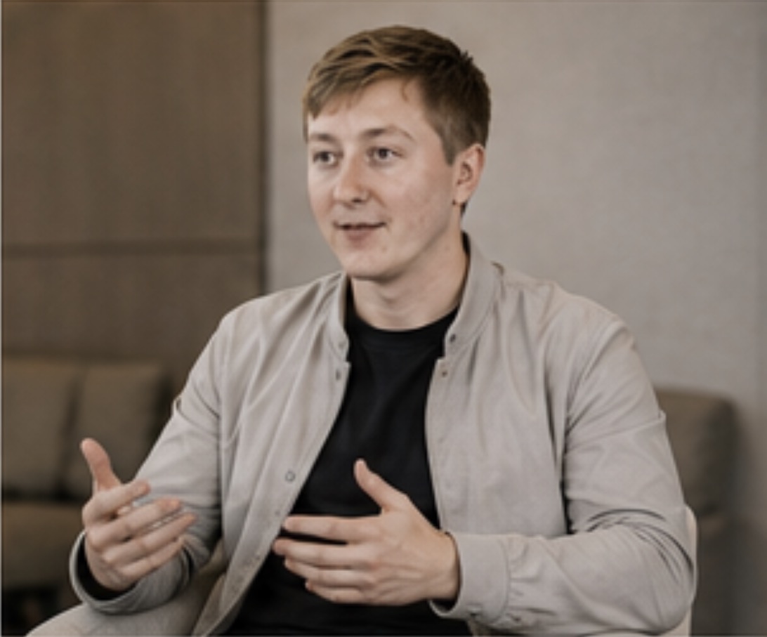 Moritz Zinecker speaking during an interview in a gray jacket